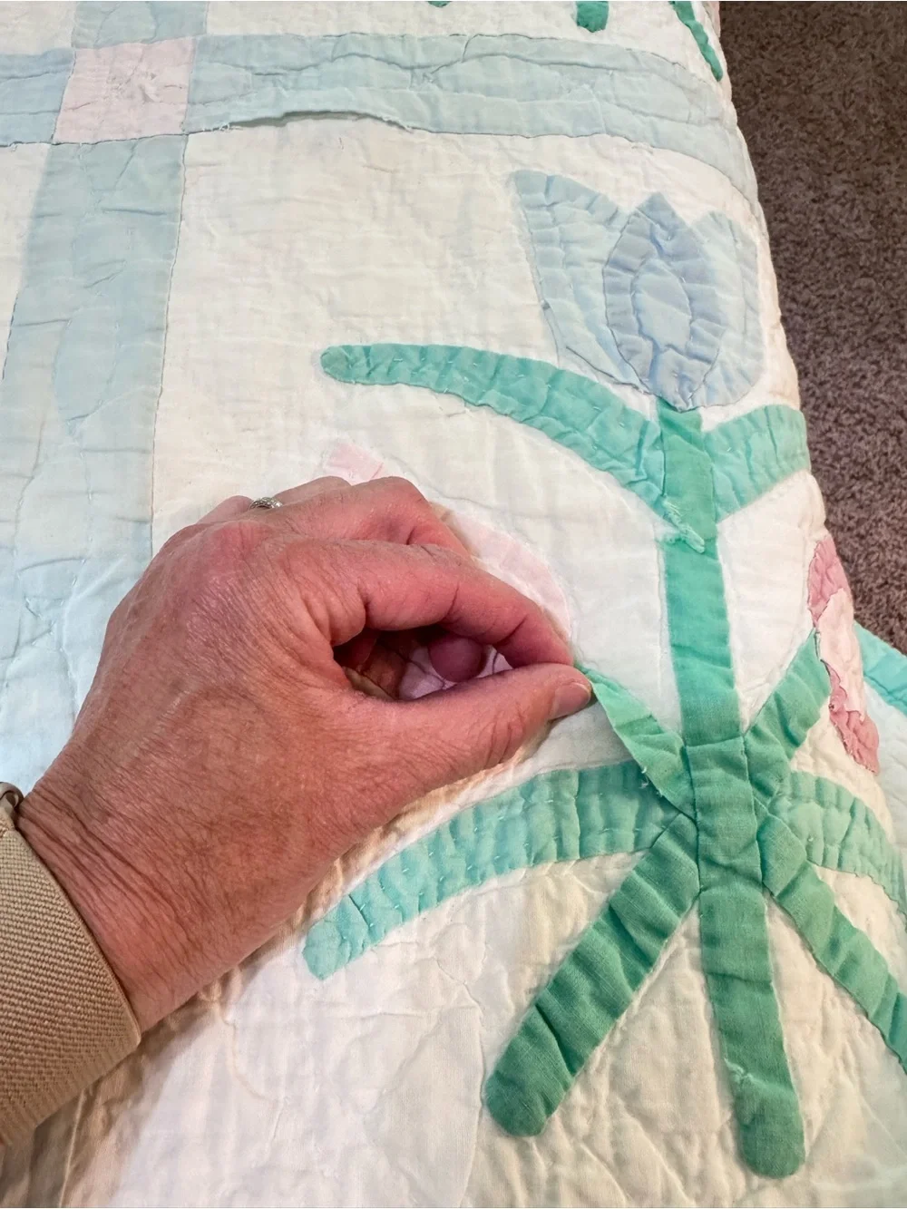 Vintage Floral Applique Quilt 82x80 Arch Tulip Scalloped Edge Cottagecore Pastel